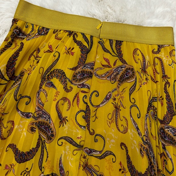 🌺Adorable skirt 🌺Like new🔥, worn once🙈 - Picture 10 of 14